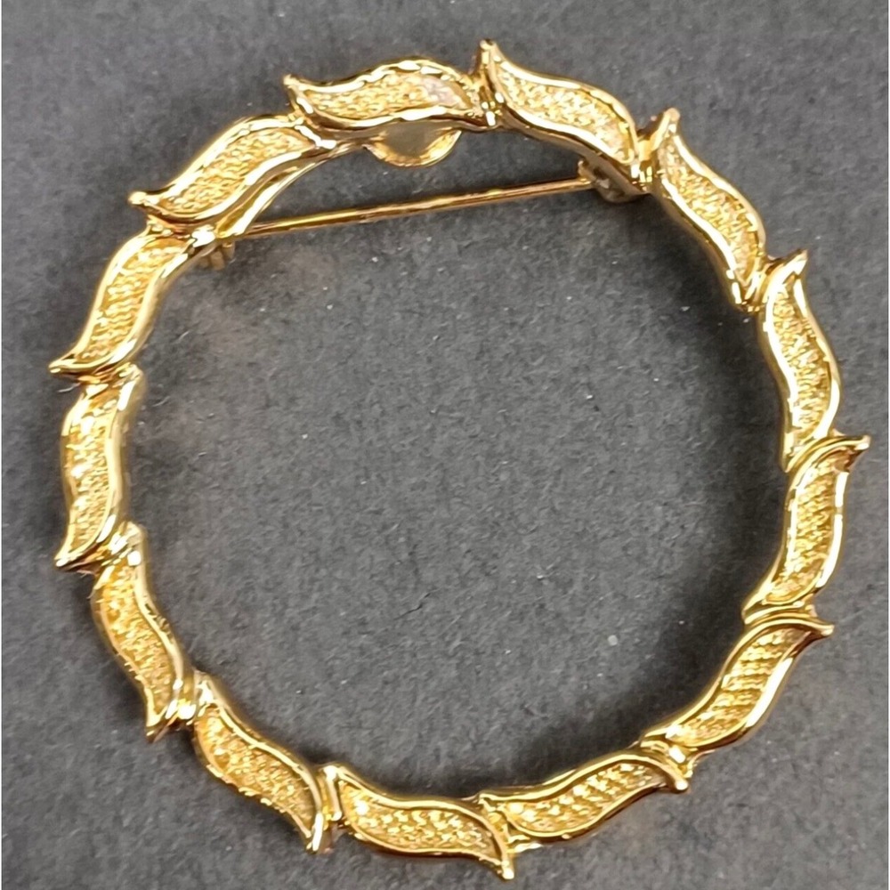 Vintage Gerrys Gold Tone Leaf Circle Brooch Textured Wreath Round Pin 1.5 Inch